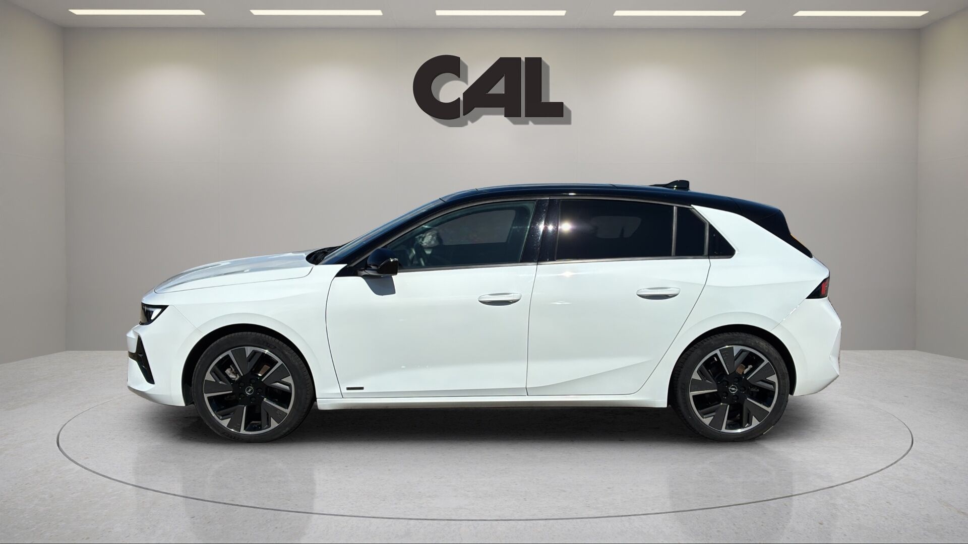 Hvid Opel Astra-e fra 2023