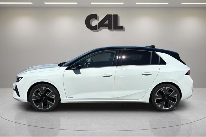 Hvid Opel Astra-e fra 2023