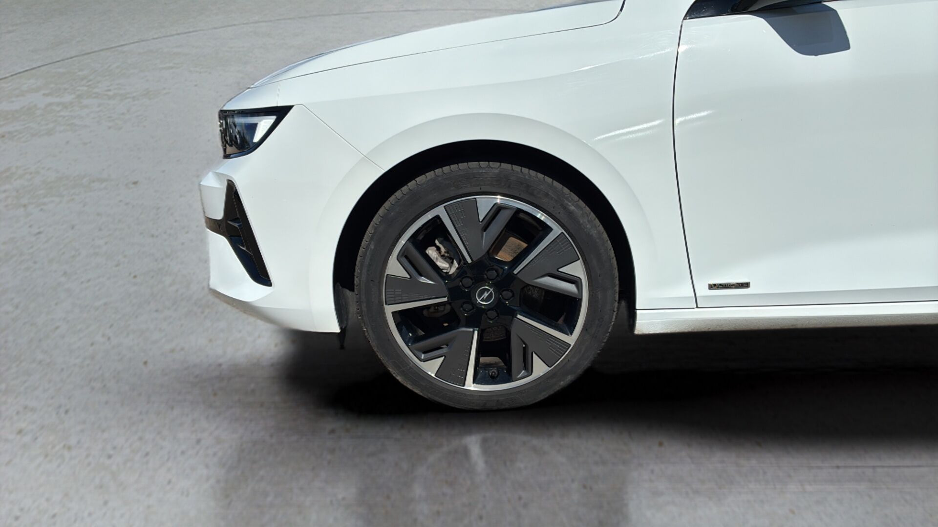 Hvid Opel Astra-e fra 2023
