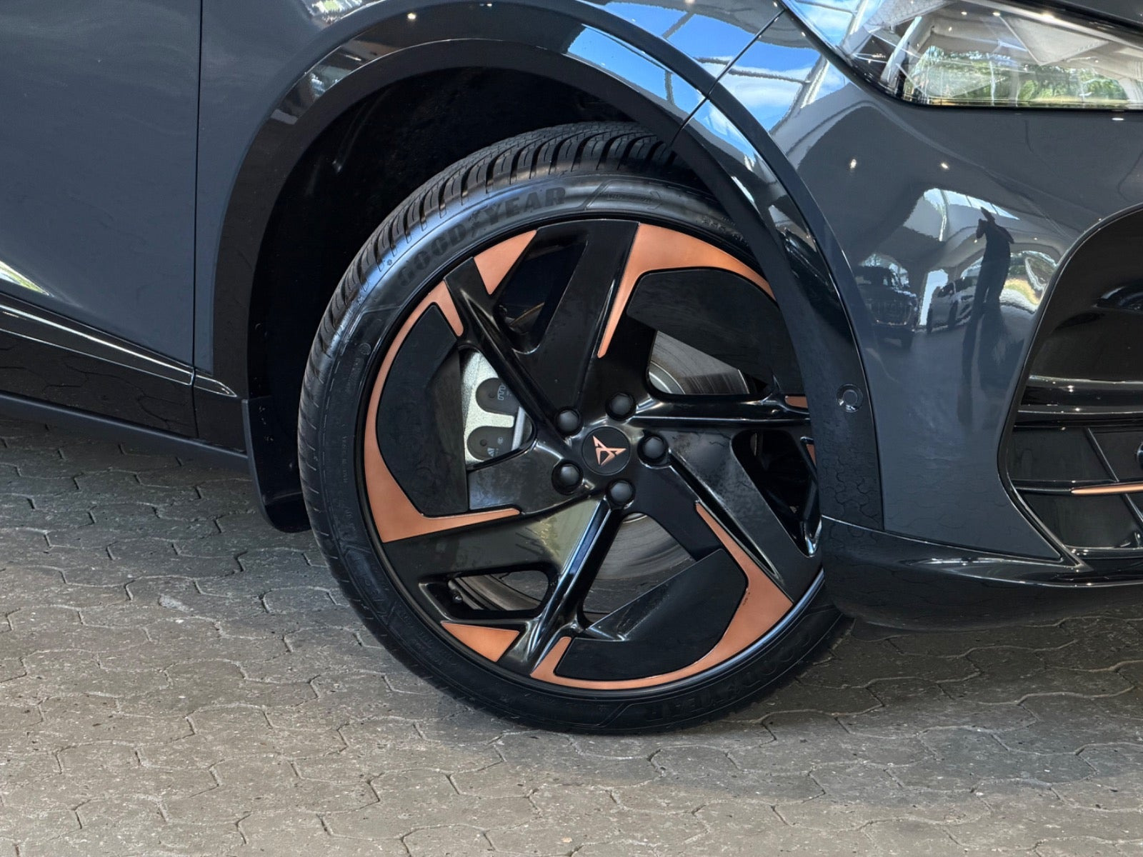 Grå Cupra Tavascan fra 2025