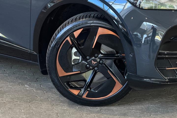 Grå Cupra Tavascan fra 2025