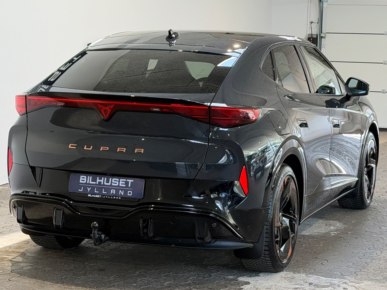Grå Cupra Tavascan fra 2025