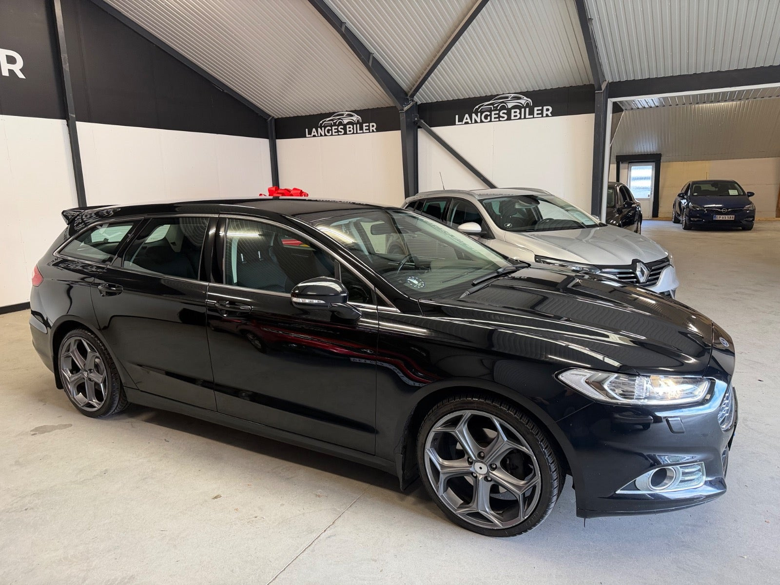 Sort Ford Mondeo fra 2015