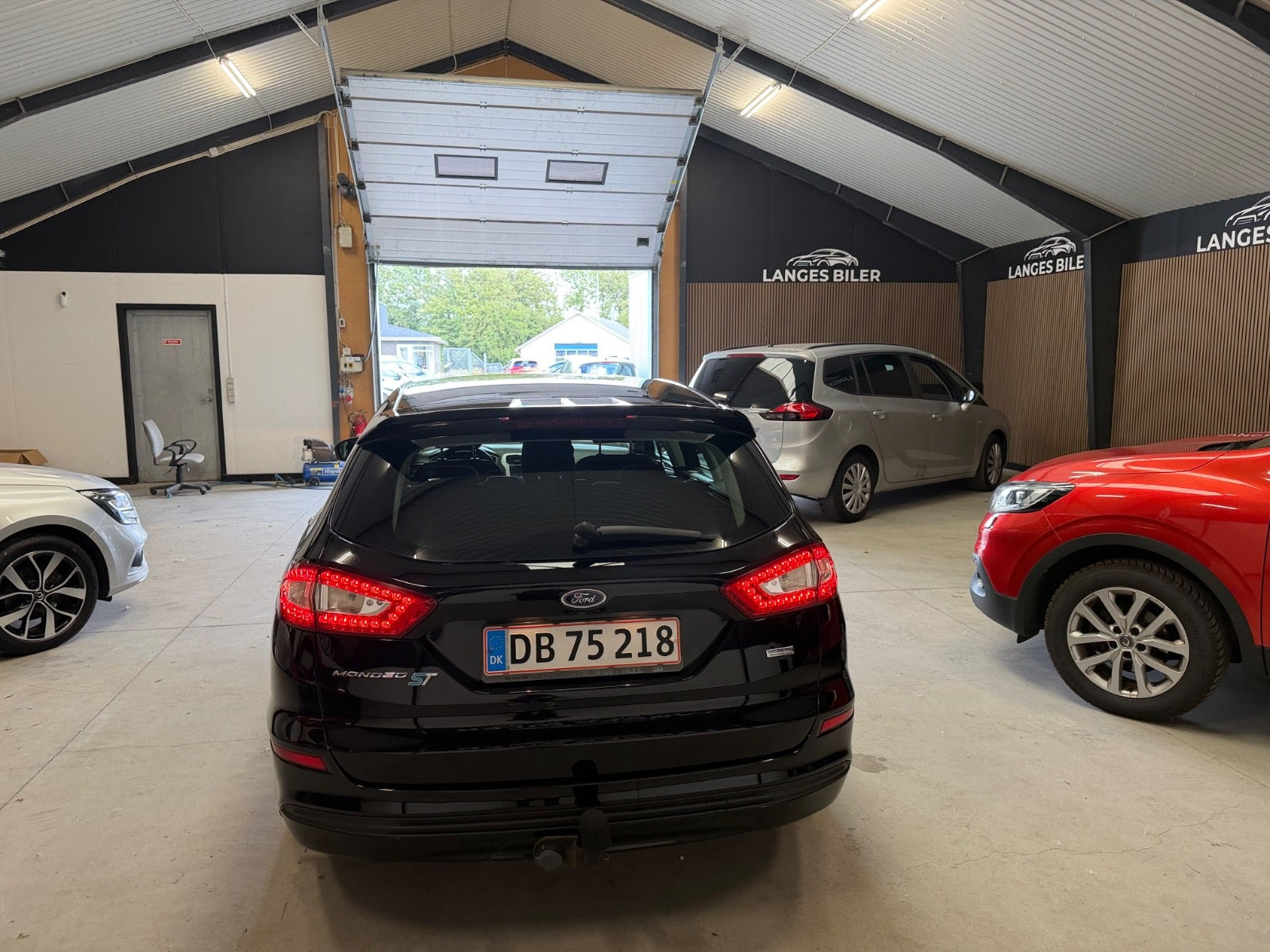 Sort Ford Mondeo fra 2015