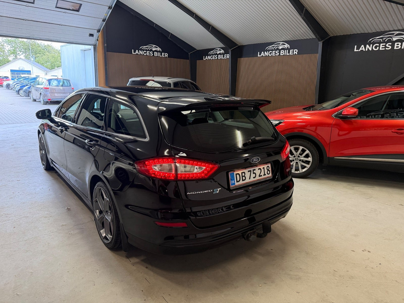 Sort Ford Mondeo fra 2015