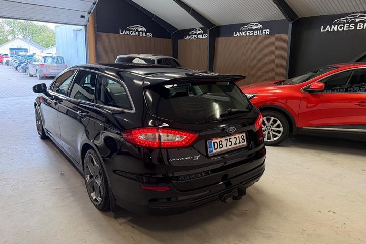 Sort Ford Mondeo fra 2015