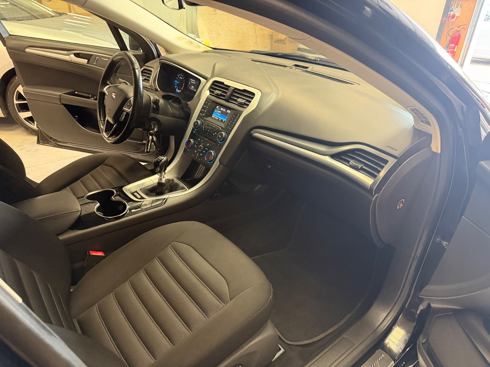 Sort Ford Mondeo fra 2015