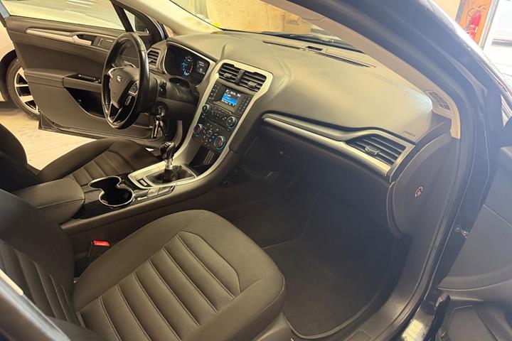 Sort Ford Mondeo fra 2015
