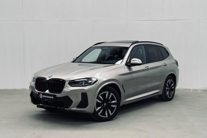 Orange BMW iX3 fra 2022 set udefra