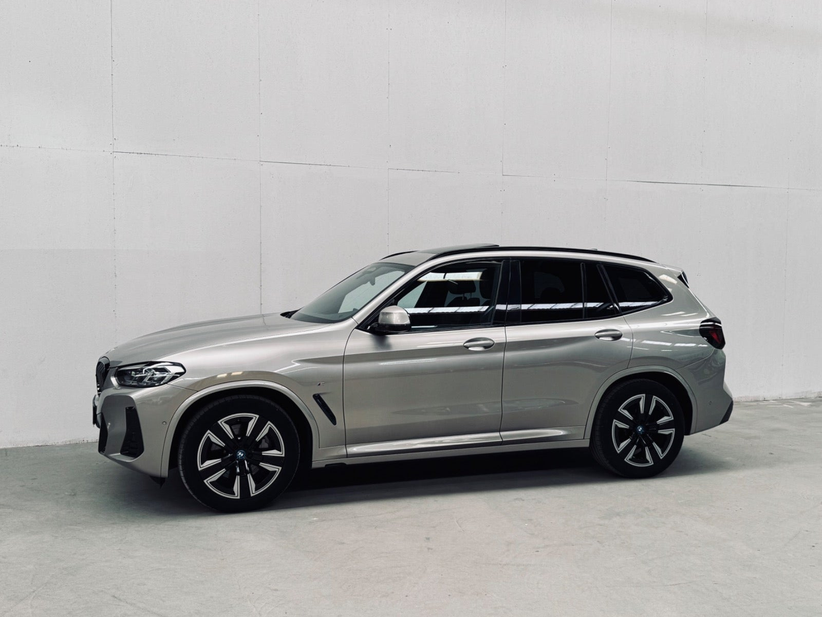 Orange BMW iX3 fra 2022