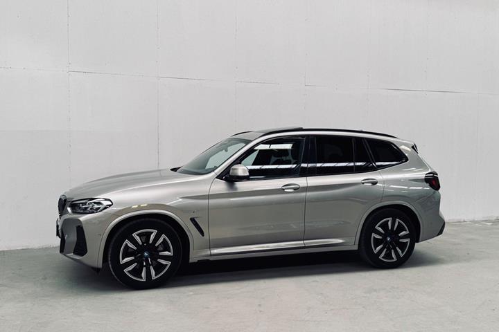 Orange BMW iX3 fra 2022