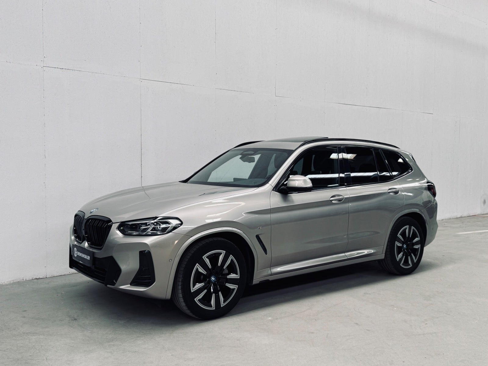 Orange BMW iX3 fra 2022