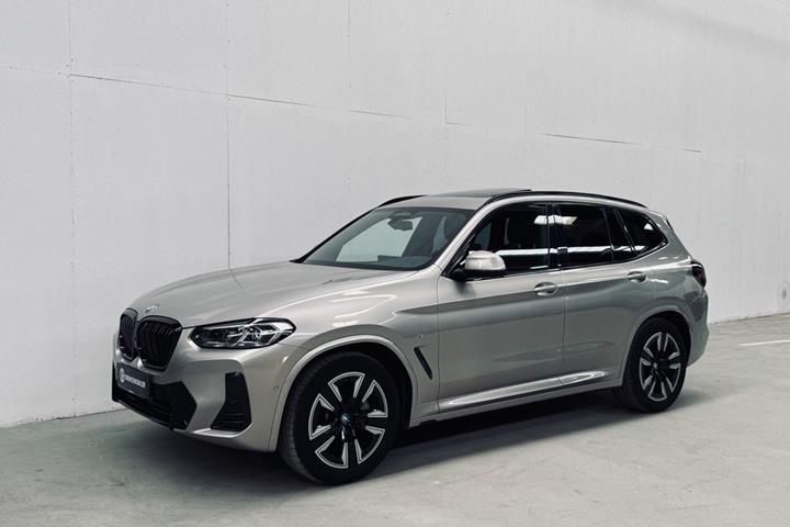 Orange BMW iX3 fra 2022