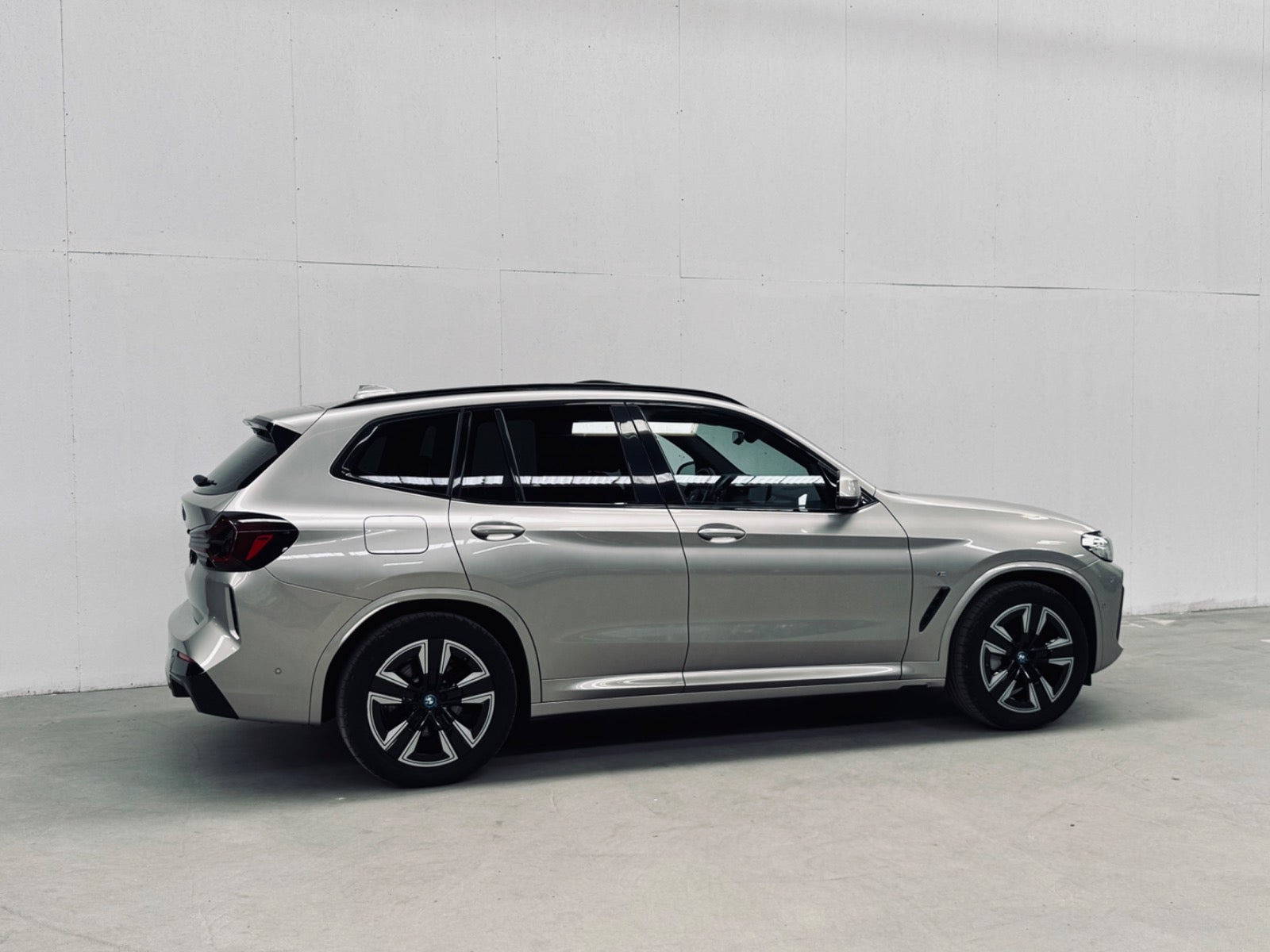Orange BMW iX3 fra 2022