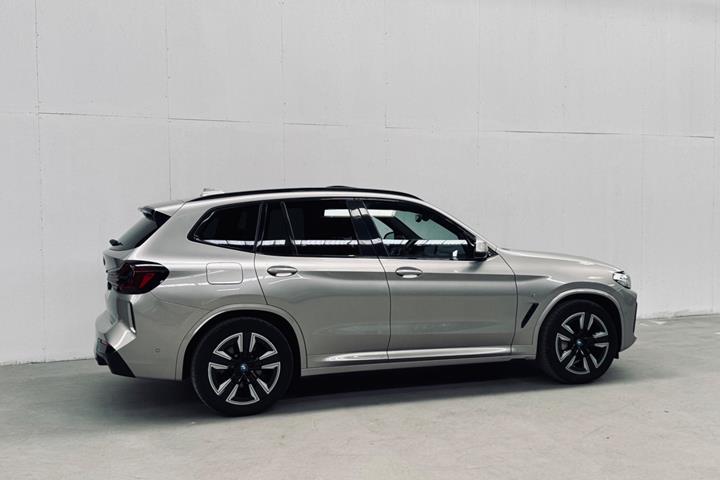 Orange BMW iX3 fra 2022