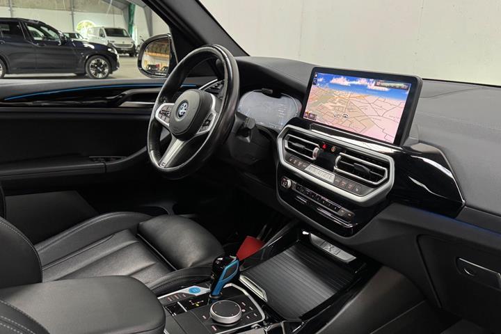 Orange BMW iX3 fra 2022