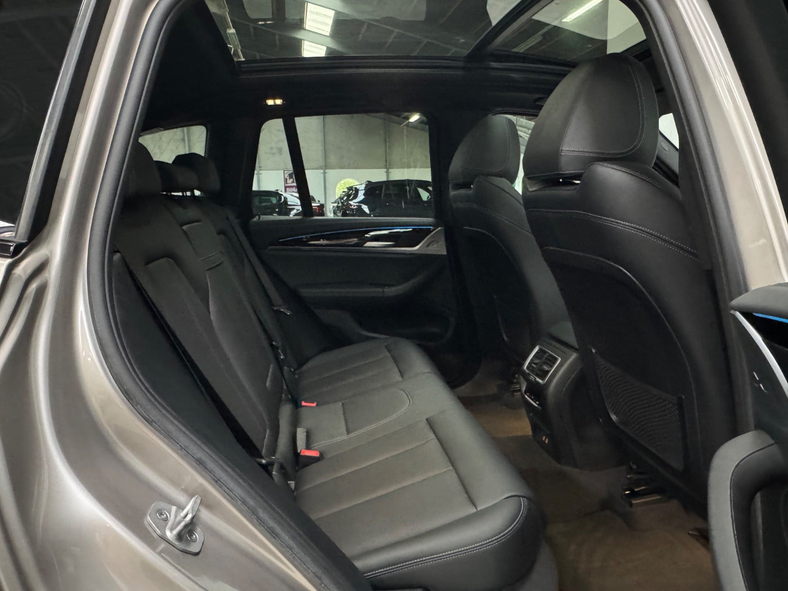 Orange BMW iX3 fra 2022