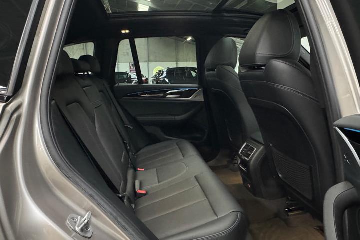 Orange BMW iX3 fra 2022