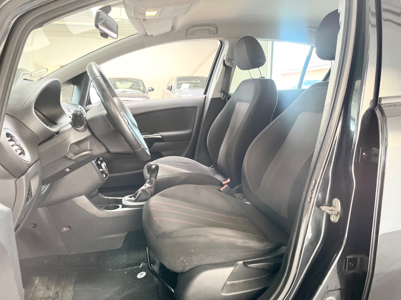 Sort Opel Corsa fra 2013