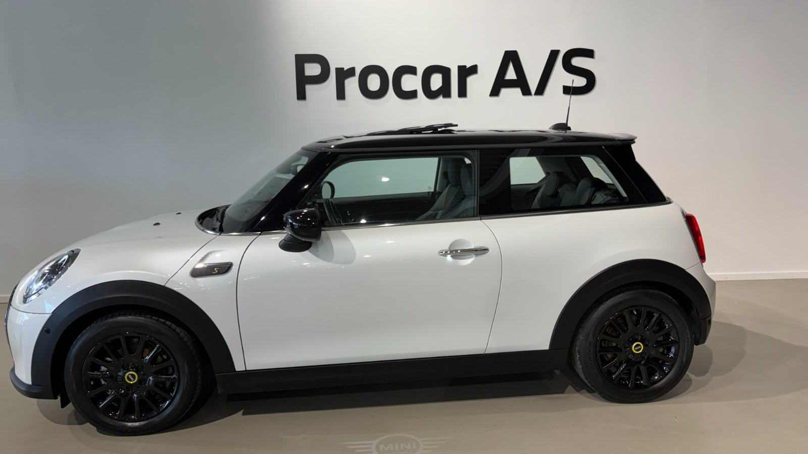 Hvid Mini Cooper SE fra 2023