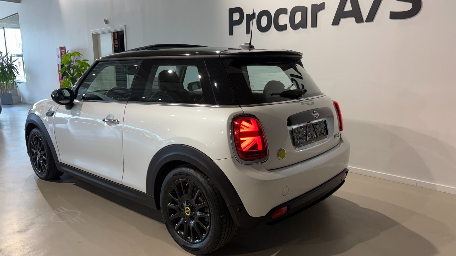 Hvid Mini Cooper SE fra 2023
