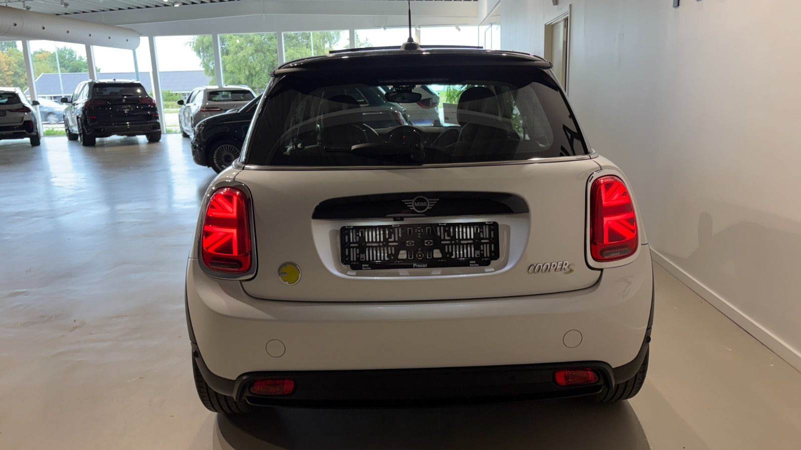 Hvid Mini Cooper SE fra 2023