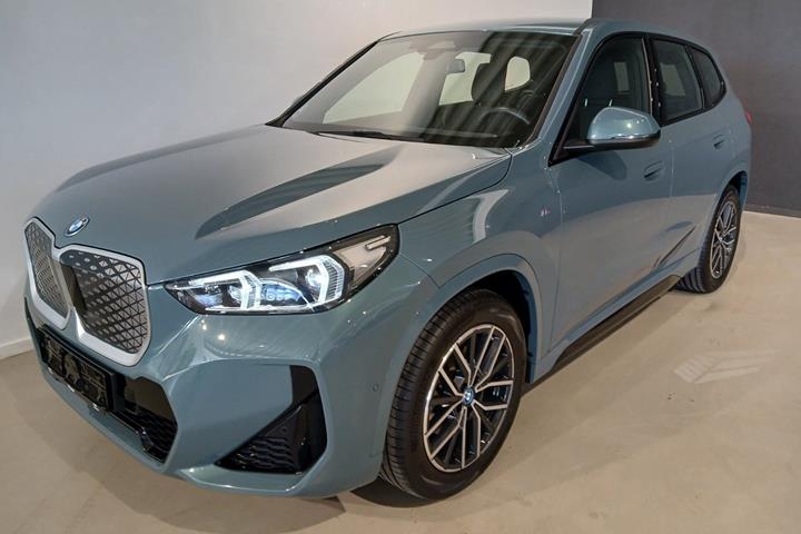 Grøn BMW iX1 fra 2025