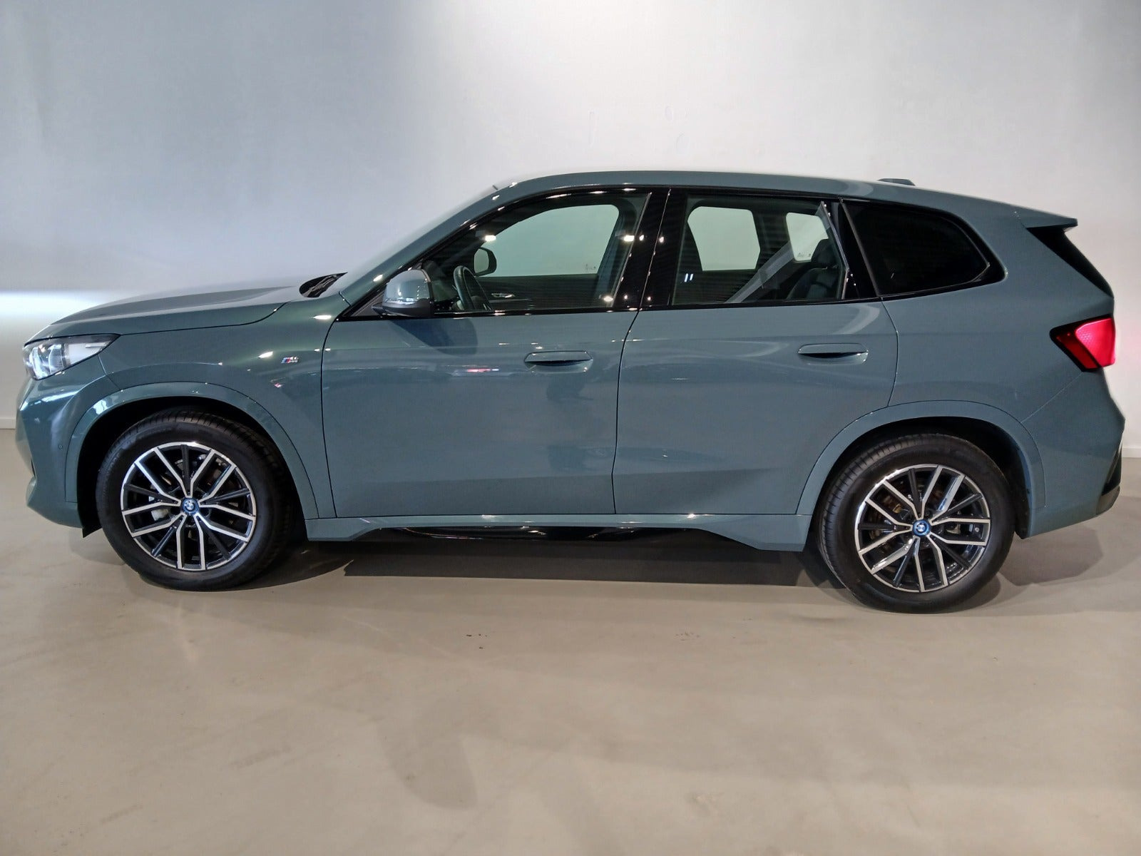 Grøn BMW iX1 fra 2025