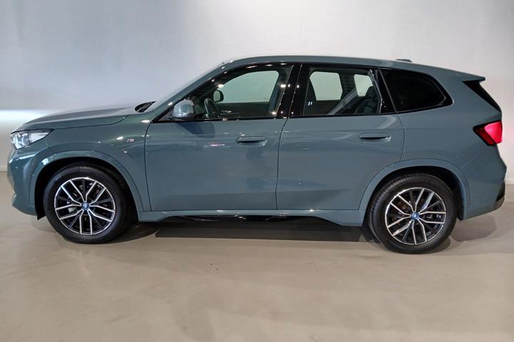 Grøn BMW iX1 fra 2025