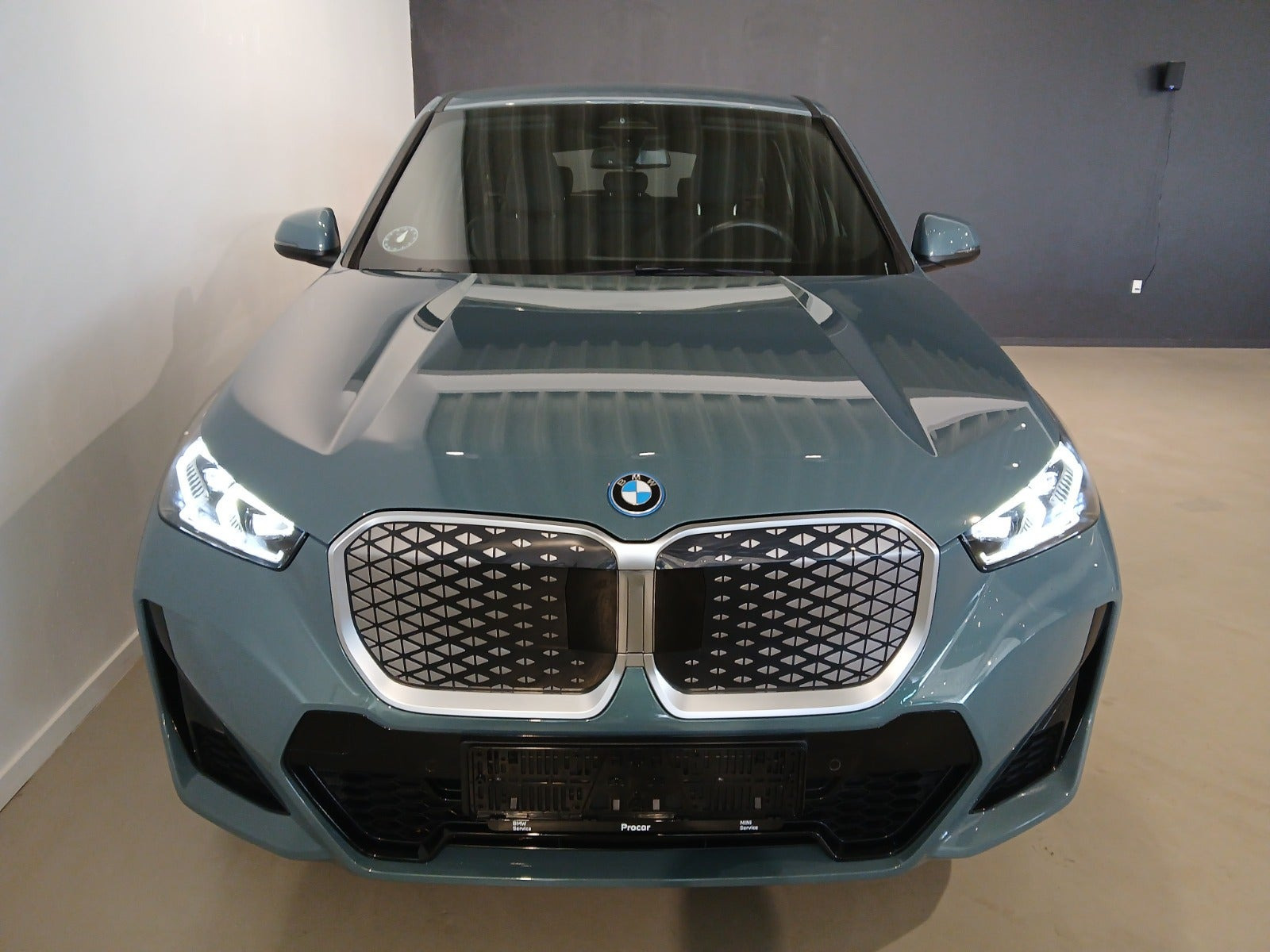 Grøn BMW iX1 fra 2025