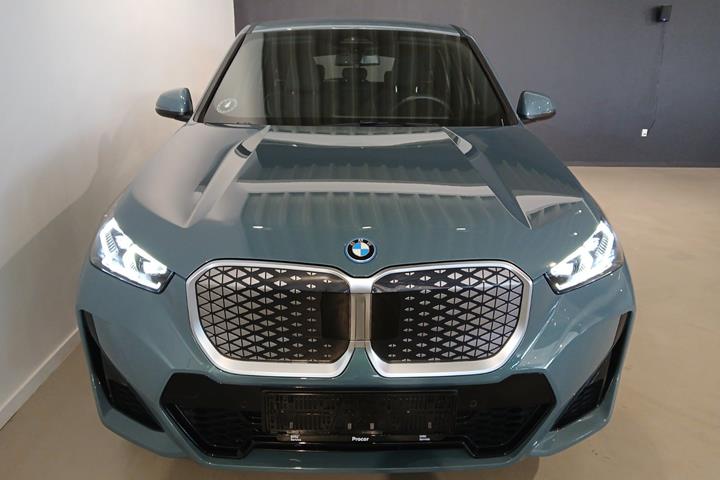 Grøn BMW iX1 fra 2025