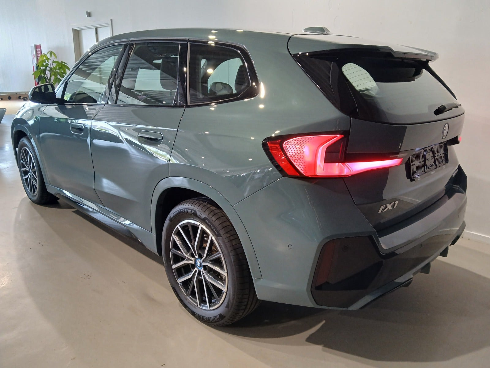 Grøn BMW iX1 fra 2025