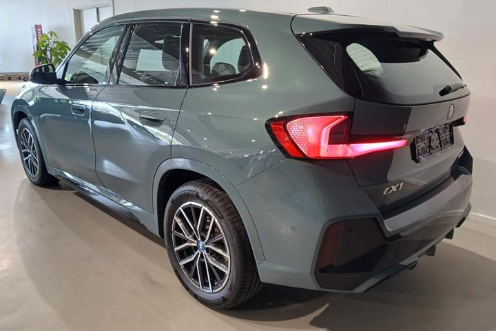 Grøn BMW iX1 fra 2025