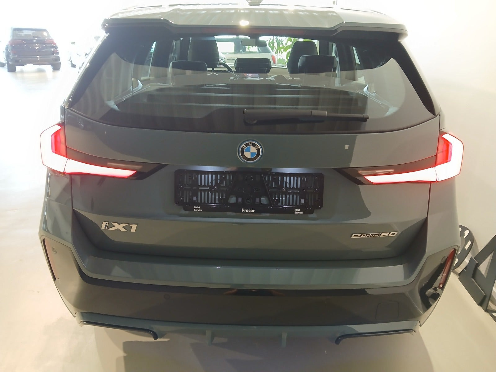 Grøn BMW iX1 fra 2025