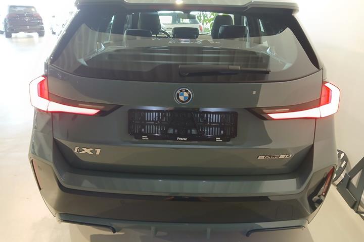Grøn BMW iX1 fra 2025