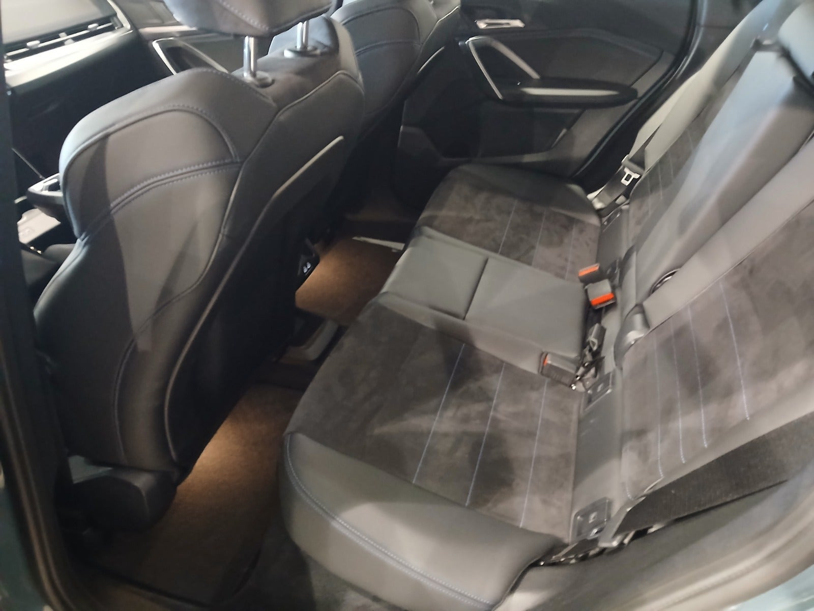 Grøn BMW iX1 fra 2025
