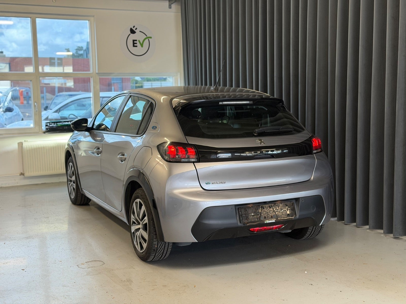 Sølv Peugeot e-208 fra 2023