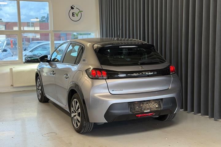 Sølv Peugeot e-208 fra 2023
