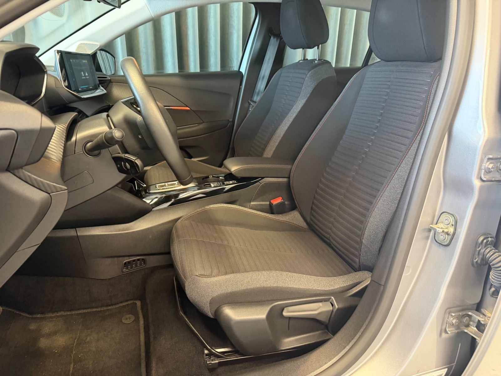 Sølv Peugeot e-208 fra 2023