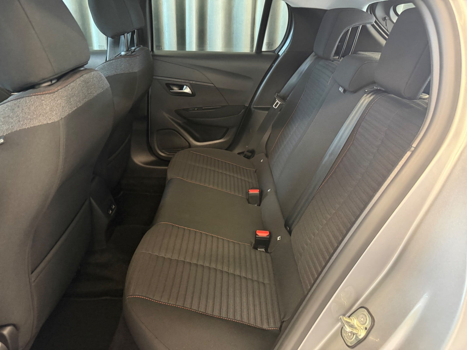 Sølv Peugeot e-208 fra 2023