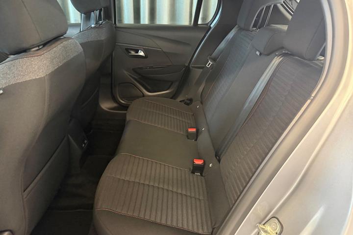 Sølv Peugeot e-208 fra 2023