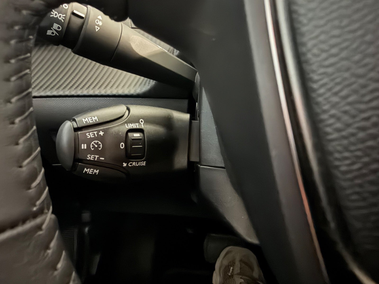 Sølv Peugeot e-208 fra 2023