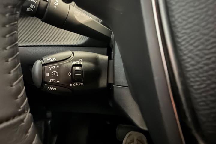 Sølv Peugeot e-208 fra 2023