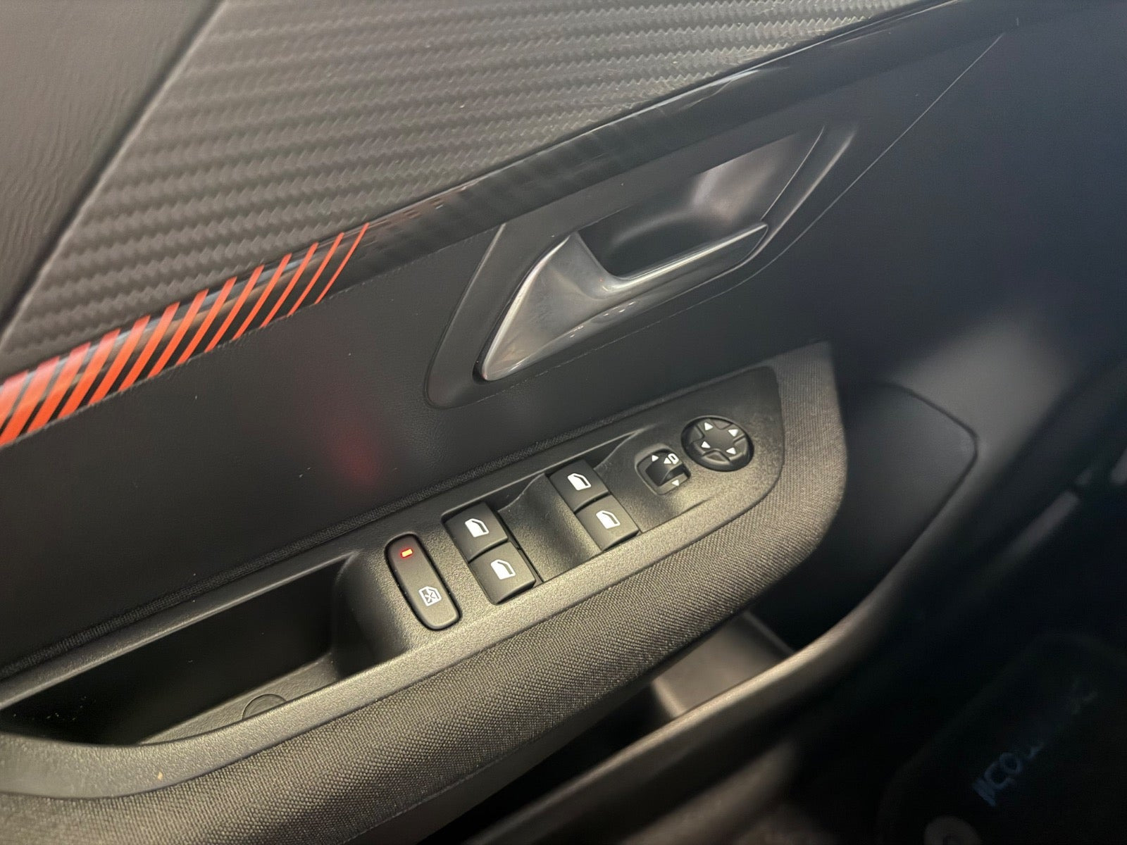 Sølv Peugeot e-208 fra 2023