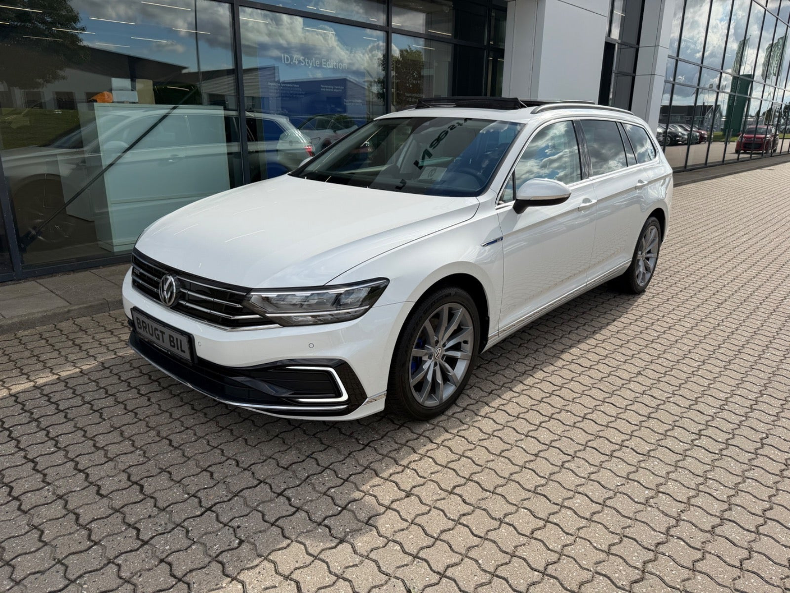Hvid VW Passat fra 2020