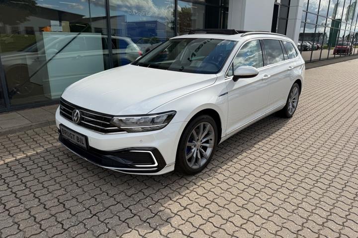 Hvid VW Passat fra 2020