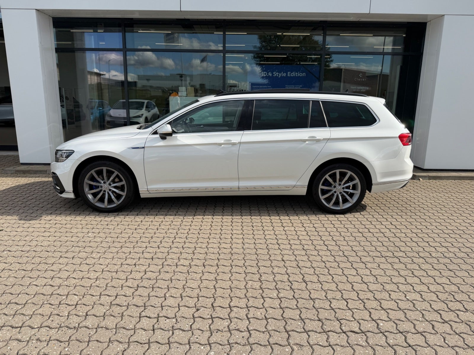 Hvid VW Passat fra 2020