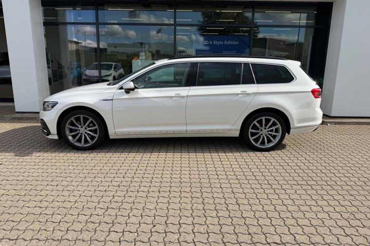 Hvid VW Passat fra 2020