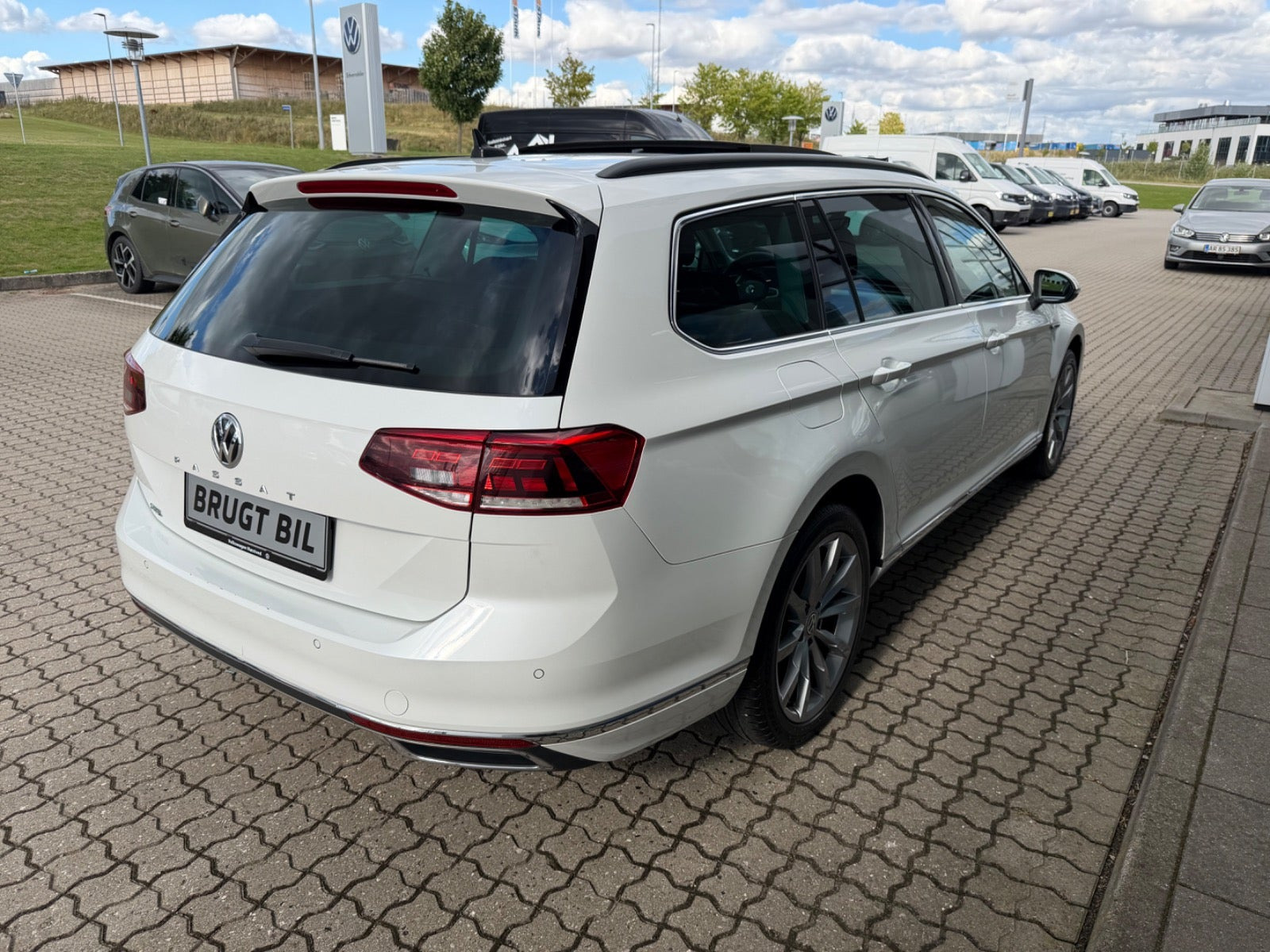 Hvid VW Passat fra 2020