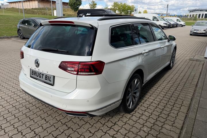 Hvid VW Passat fra 2020